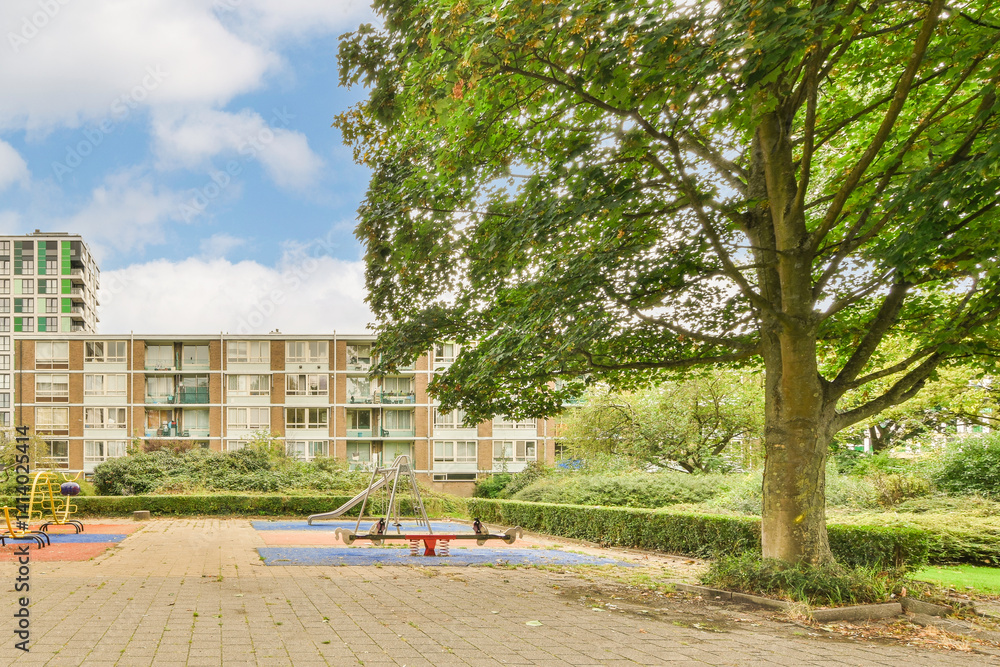 Obraz premium an apartment complex with playgrounds and play areas in the foreground area, near to london's hyde park