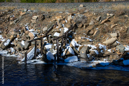 Cuadro en lienzo Old steel remnants  at rivers edge