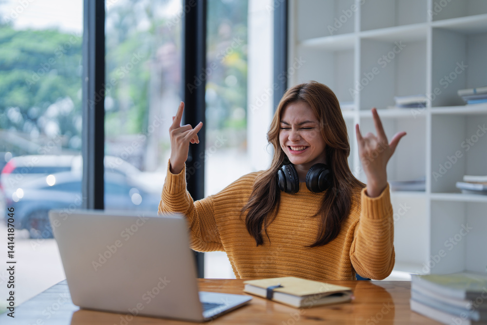 Φωτογραφία young woman happy, viewing her excellent success score in her e-learning program