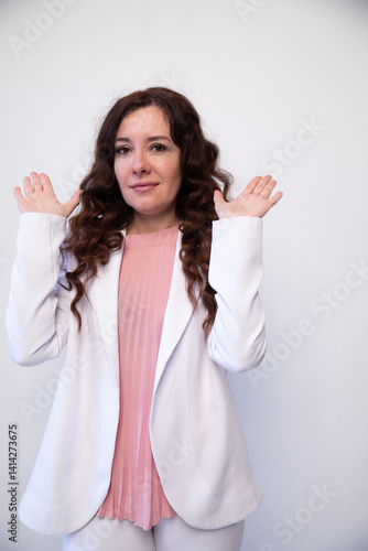 Konstfotografi woman looking on white office background