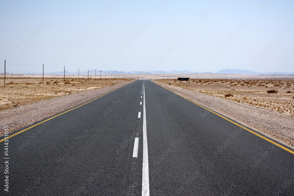route dans le désert du Namib, un désert de l'Afrique australe, Namibie route dans le désert du Namib, un désert de l'Afrique australe, Namibie