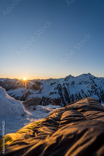 Cuadro en lienzo Sonnenaufgang im Winterbiwak