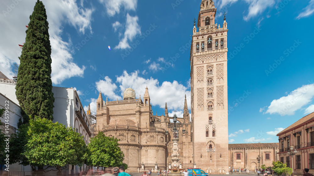 Obraz premium Seville Cathedral and Giralda Tower timelapse hyperlapse, Spain