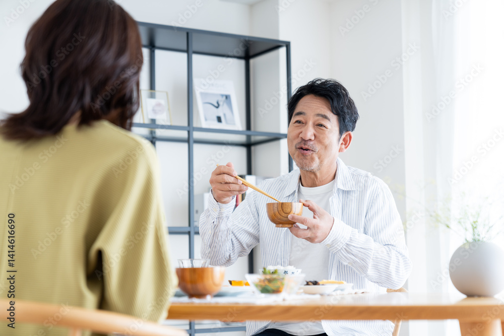 朝食を食べるミドルの夫婦 朝食を食べるミドルの夫婦