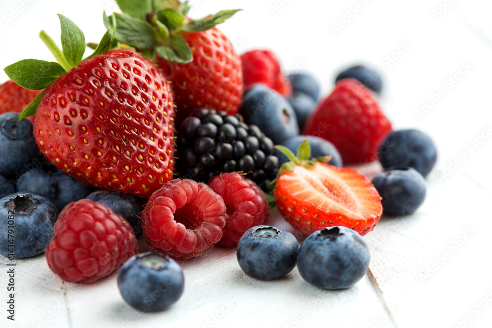 Obraz premium Macro Shot of Fresh Berries on White Background - Healthy Organic Nutrition, Antioxidant Foods