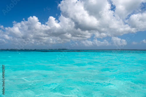 Obraz na płótnie Mesmerizing Turquoise Caribbean Ocean and Dramatic Cloudscape w salonie