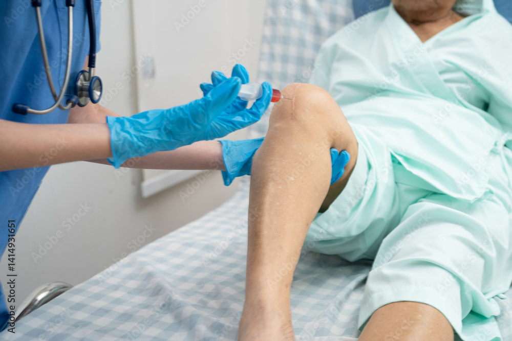 Φωτογραφία Asian doctor inject Hyaluronic acid platelet rich plasma into knee of senior woman