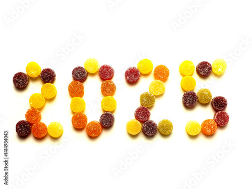 Obraz na płótnie Sign 2025 made of round sweets with sugar on white background. w salonie