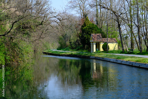 Obraz na płótnie Old buildings along the canal Martesana at Vaprio, Italy w salonie