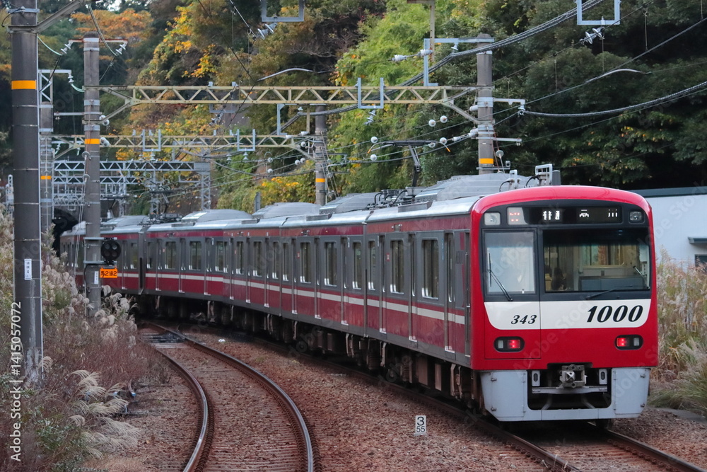 Naklejka premium 右側を走行する京浜急行1000形電車_2022/12/3撮影