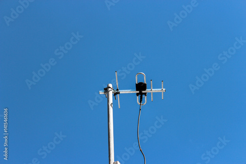 A television antenna ( TV aerial ) is an antenna specifically designed for use with a television receiver (TV) to receive over-the-air broadcast television signals from a television station.