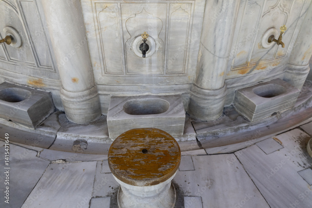 Obraz premium Close-Up View of Traditional Ottoman Ablution Fountain with Marble Basin and Stool