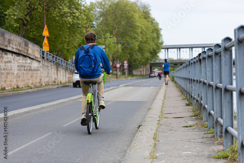 Photography Un homme en train de faire du vélo sur une piste cyclable.