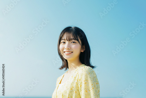 笑顔の女性、青空、ポートレート