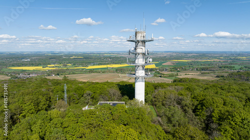 Tour de radiocommunications en haut de la colline de Sancerre.