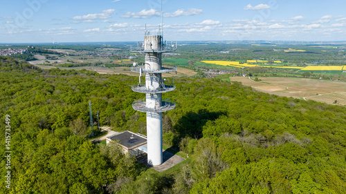Tour de radiocommunications en haut de la colline de Sancerre.