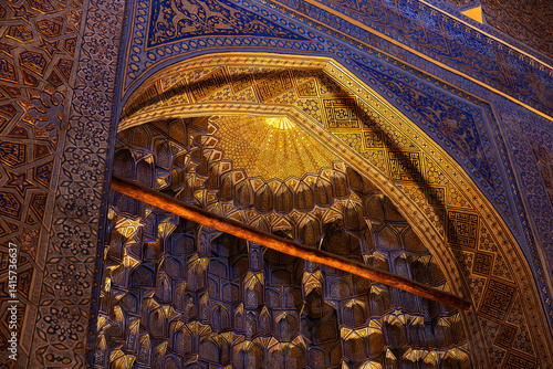 Obraz na płótnie Mausoleum interior details, deep niches and diverse muqarnas decoration. w salonie