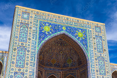 Obraz na płótnie Vibrant Islamic building showcasing stunning tilework and intricate designs w salonie