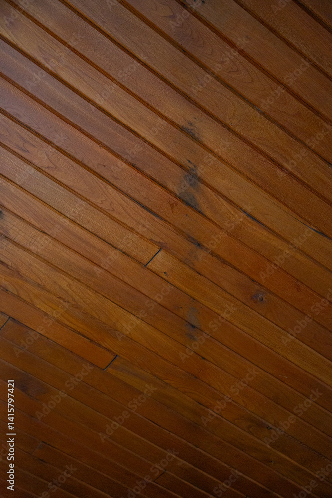 Plafond en bois – lignes diagonales chaleureuses Plafond en bois – lignes diagonales chaleureuses