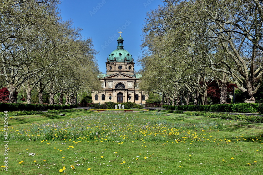 Naklejka premium Hauptfriedhof in Freiburg im Frühling