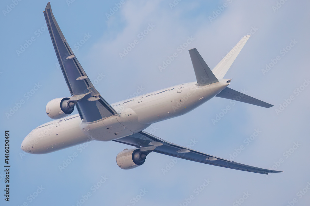 Obraz premium 頭上を飛行するジャンボジェット機。 すぐ近くの羽田空港に着陸するところ。 東京都大田区東京港野鳥公園-2025年 