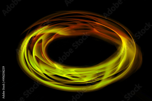 黒バックの中の黄色と赤色の光の輪