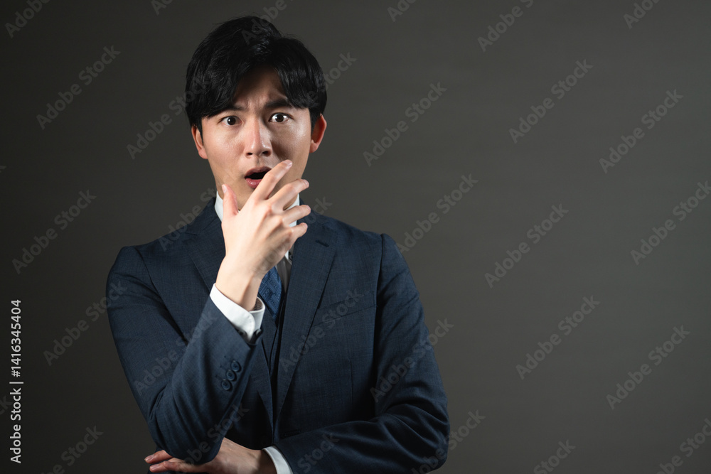 スーツ姿の若い男性 ビジネスイメージ スーツ姿の若い男性 ビジネスイメージ