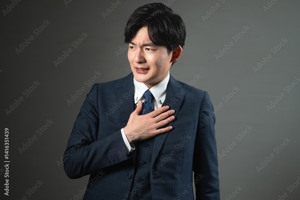 スーツ姿の若い男性 ビジネスイメージ スーツ姿の若い男性 ビジネスイメージ