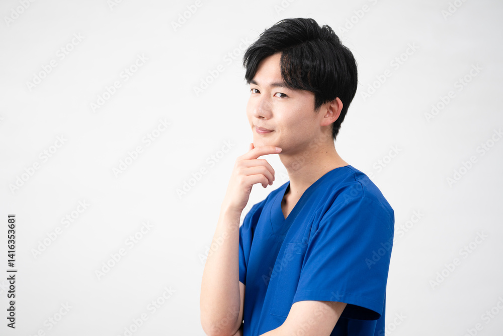 医療用スクラブを着ている若い男性
