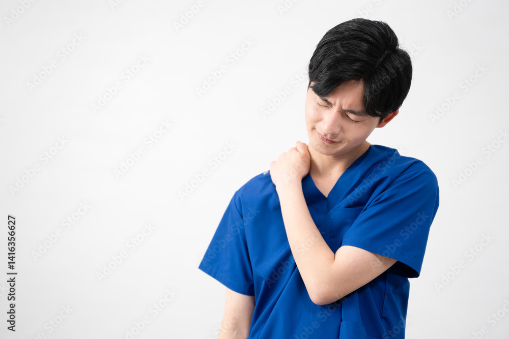 医療用スクラブを着ている若い男性 医療用スクラブを着ている若い男性