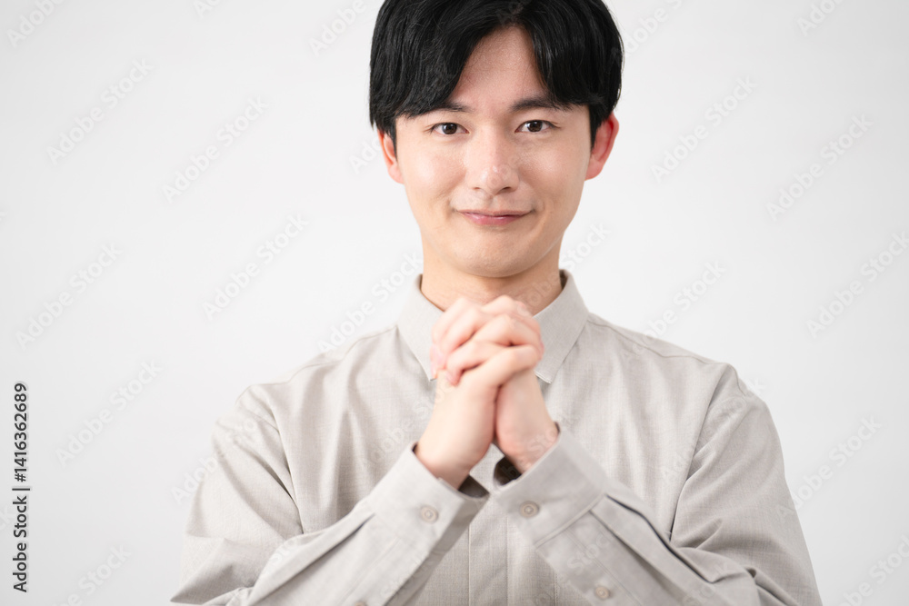 長袖シャツを着ている若い男性　ライフスタイルイメージ