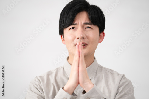 長袖シャツを着ている若い男性　ライフスタイルイメージ