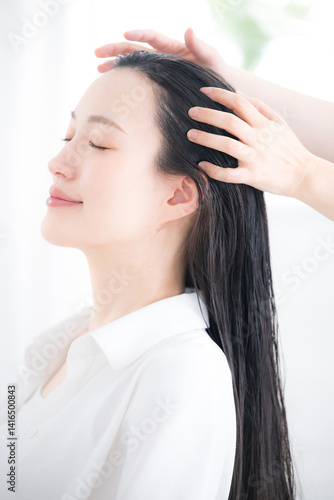 Wallpaper Mural 髪のケアやヘッドスパなどをする女性　オイルやトリートメントをする　縦 Torontodigital.ca