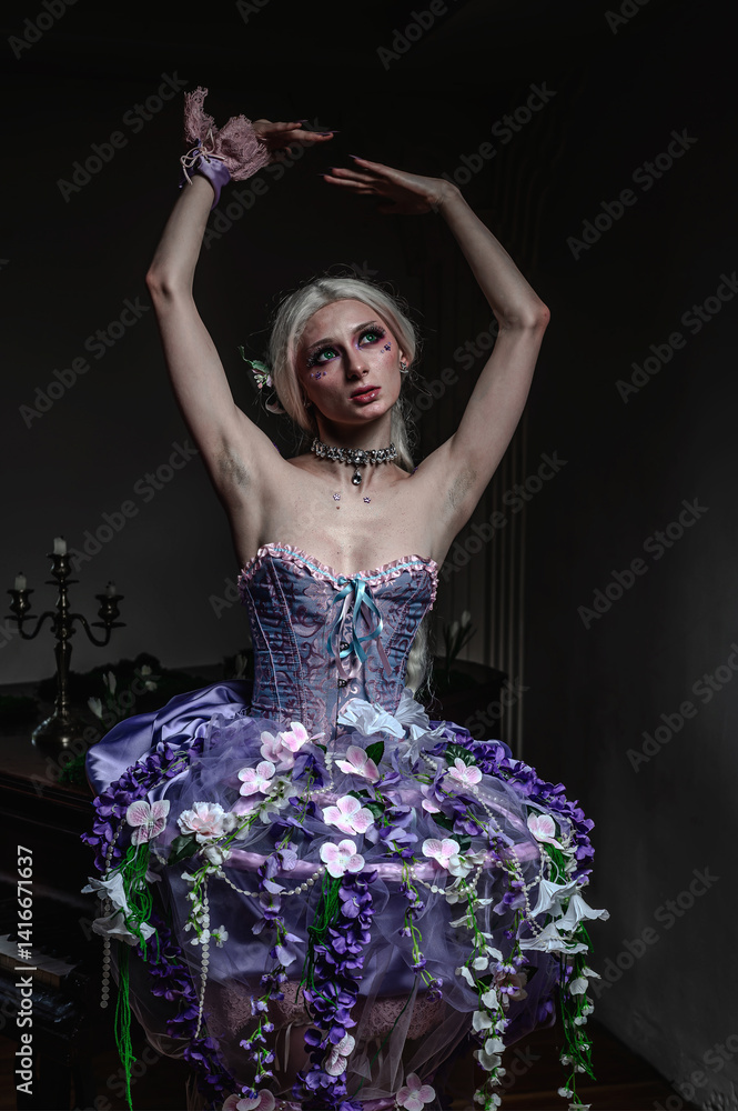 Φωτογραφία A girl dressed in the style of a Victorian boudoir, in a corset and crinoline of