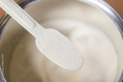Obraz na płótnie Closeup of infant formula powder and scoop w salonie