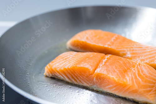 Obraz na płótnie Cooking fresh salmon fillets on gas stove w salonie