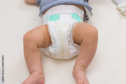 Obraz na płótnie Baby lying on table wearing clean diaper w salonie