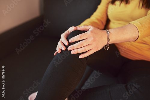 Obraz na płótnie Woman with painful knee and leg injury at home. w salonie