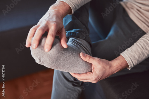 Obraz na płótnie Man with ankle and foot pain at home. w salonie
