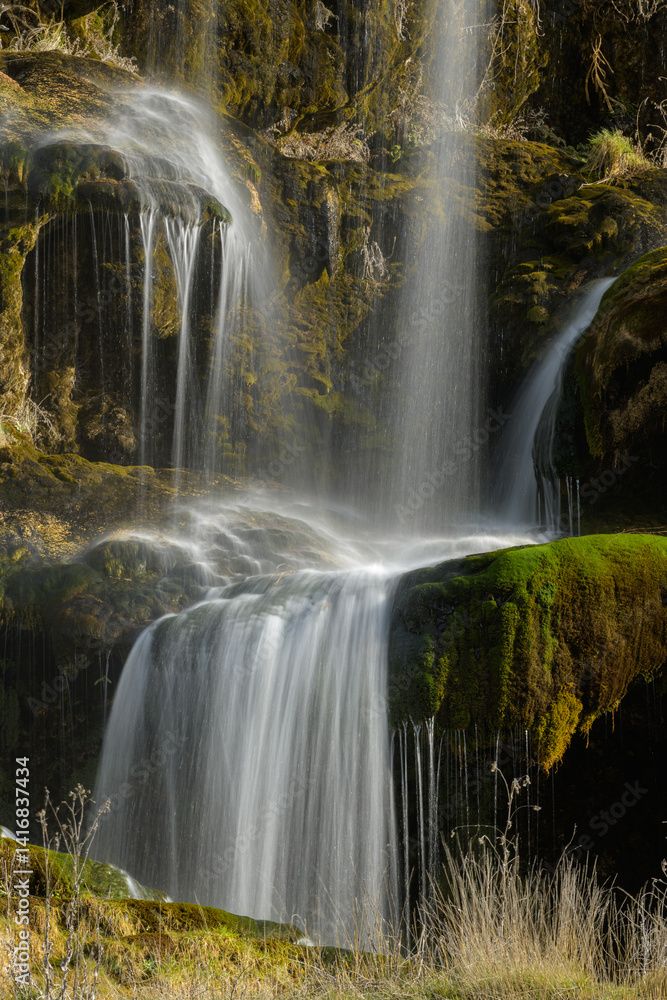 Obraz premium CASCADA DE LA BALSA. CERCA DE LA POBLACIÓN DE VALDEMORO DE LA SIERRA. PROVINCIA DE CUENCA, CASTILLA LA MANCHA. ESPAÑA