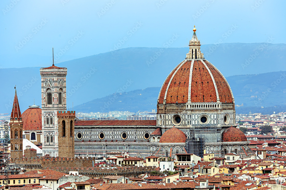 Fototapeta premium Santa Maria del Fiore (Italian: La Cattedrale di Santa Maria del Fiore — Cathedral of Saint Mary of the Flower) is a cathedral in Florence, the capital of Tuscany.