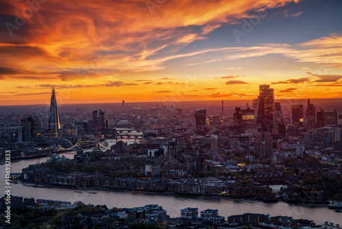 Obraz na płótnie Elevated, panoramic view of the city skyline of London, England, during dusk with glowing colors and clouds w salonie