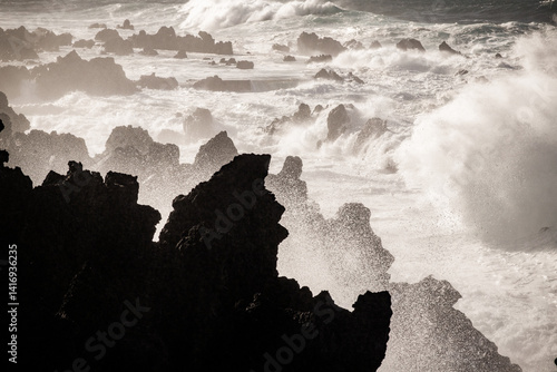 Obraz na płótnie big waves in Porto Moniz, Madeira w salonie