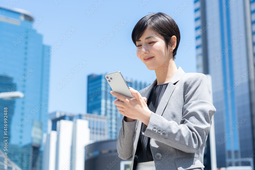 オフィス街で働く若いビジネスウーマン