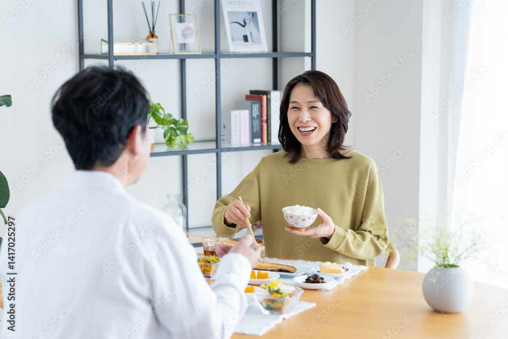 Obraz premium 食事をするミドルの夫婦