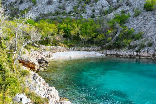 Fototapeta Naklejka Na Ścianę i Meble -  Beautiful cove with a beach at the coast of the Adriatic sea in Croatia