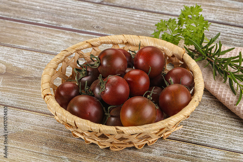Obraz na płótnie Juicy ripe black cherry tomato w salonie