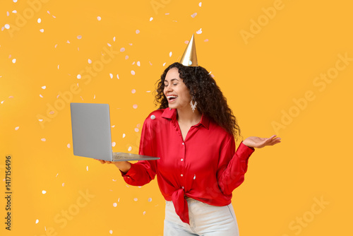 Happy young woman in party ...