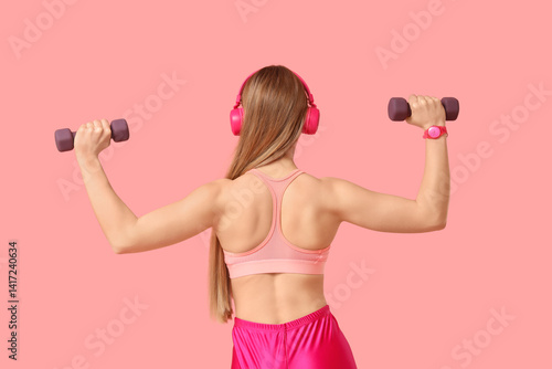 Sporty young woman in headp...