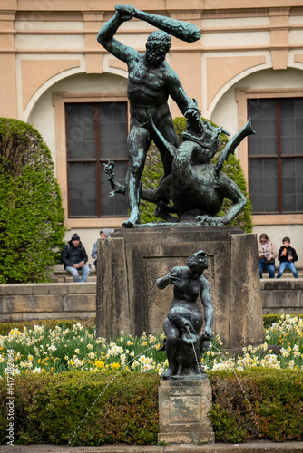Statuen Erstrechen Blumen